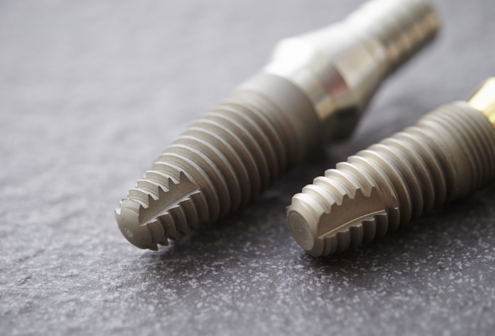 インプラントの構造・素材